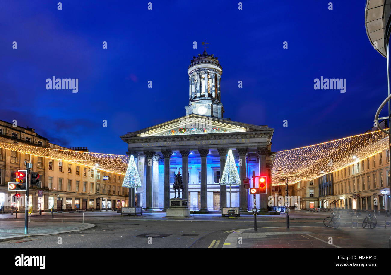 Vista notturna di Royal Exchange Square e la Galleria di Arte Moderna di Glasgow City Centre. Foto Stock