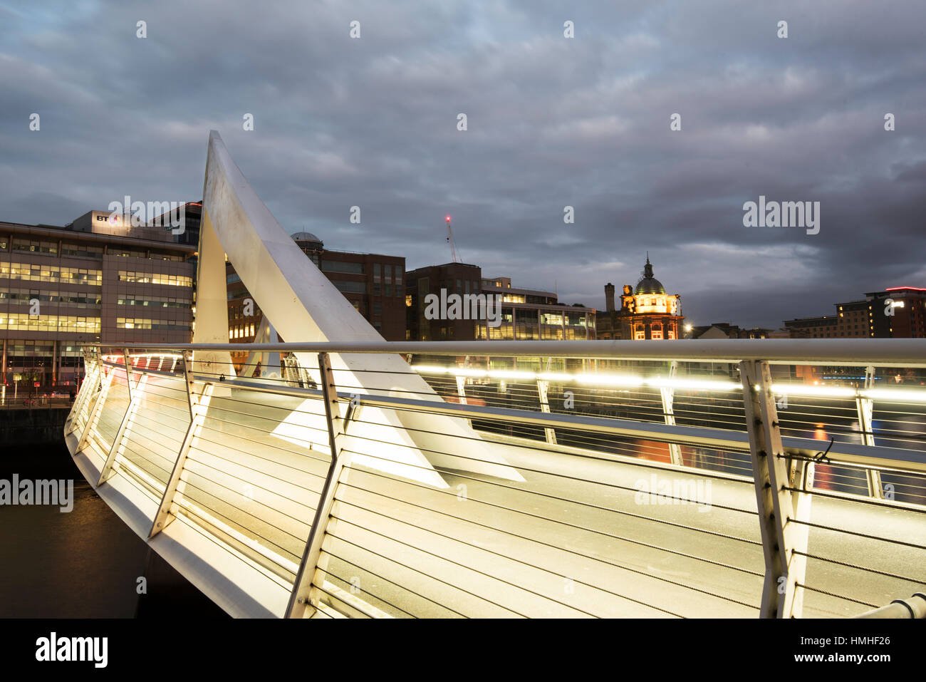 Vista notturna del ponte di Tradeston, noto anche come la sottolineatura ondulate ponte sul fiume Clyde, Glasgow Foto Stock