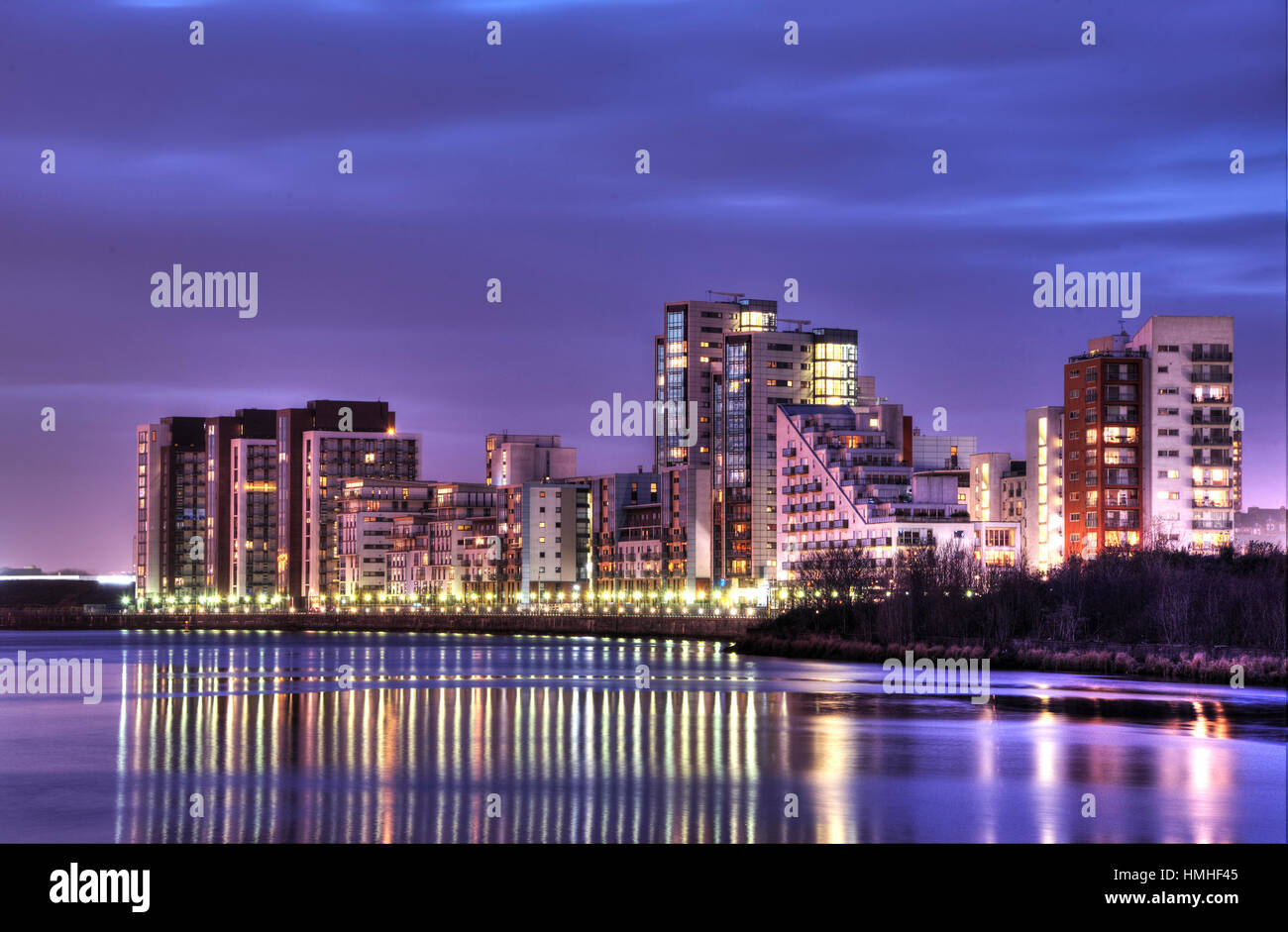 Vista del fiume Clyde a Glasgow durante la notte con la riflessione di appartamenti e uffici. Foto Stock