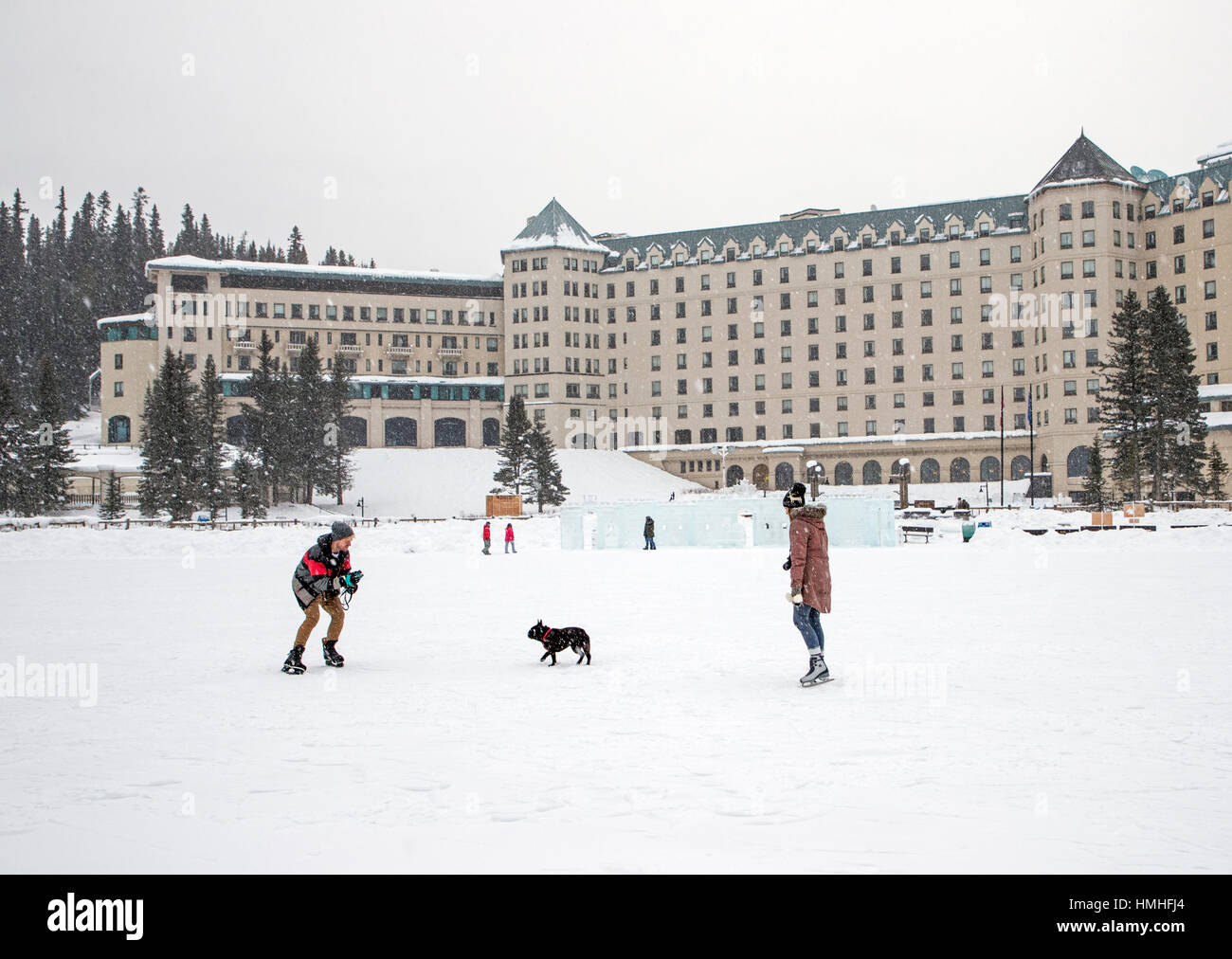 I turisti pattinaggio sul Lago Louise; Il Fairmont Lake Louise; il lago Louise; il Parco Nazionale di Banff; British Columbia; Canada Foto Stock