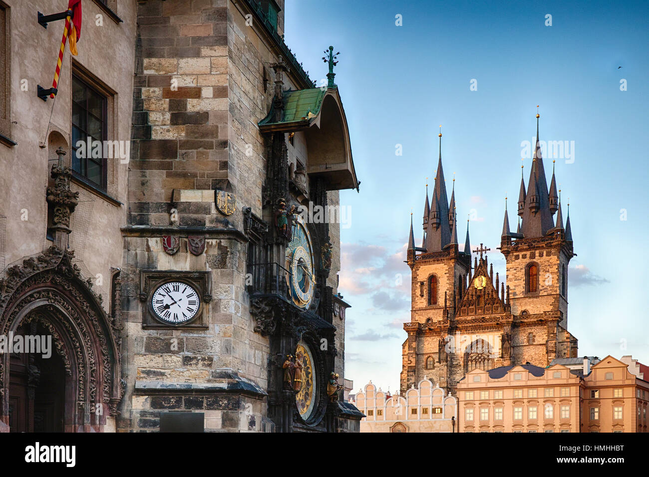 Vista l'Orologio Astronomico e la chiesa della Madre di Dio di Týn, Piazza della Città Vecchia di Praga, Repubblica Ceca Foto Stock