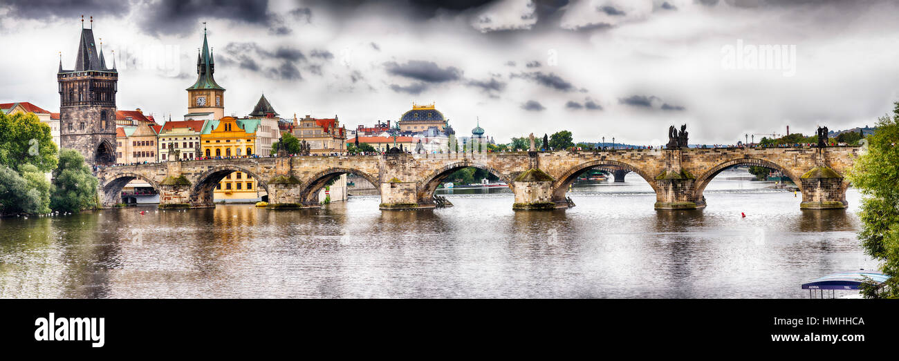 Panoramaic vista del Ponte Carlo sul fiume Moldava, Praga, Repubblica Ceca Foto Stock