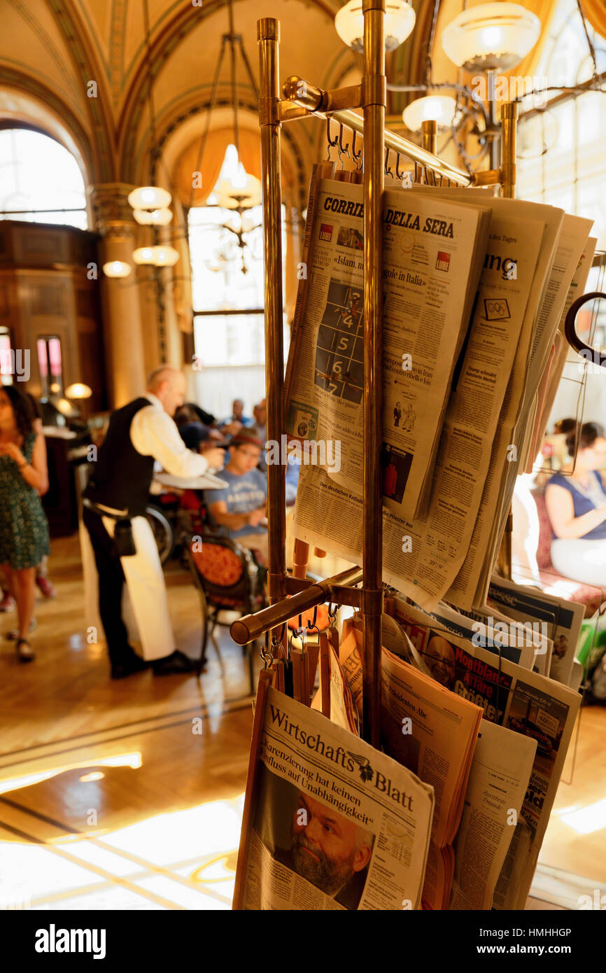 Vista ravvicinata del giornale tradizionali rack, Cafe Central, Vienna, Austria Foto Stock