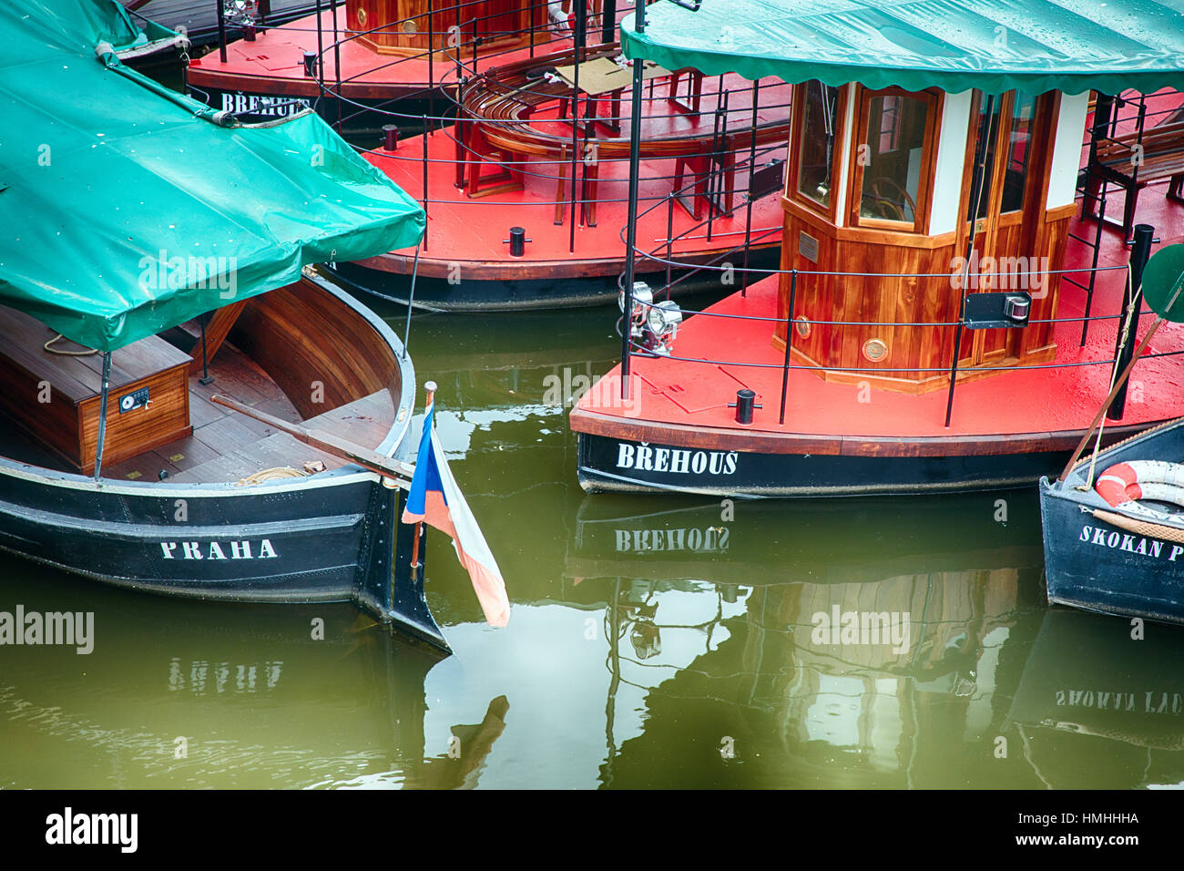 Angolo di Alta Vista ravvicinata di piccole barche ormeggiate, Praga, Repubblica Ceca Foto Stock