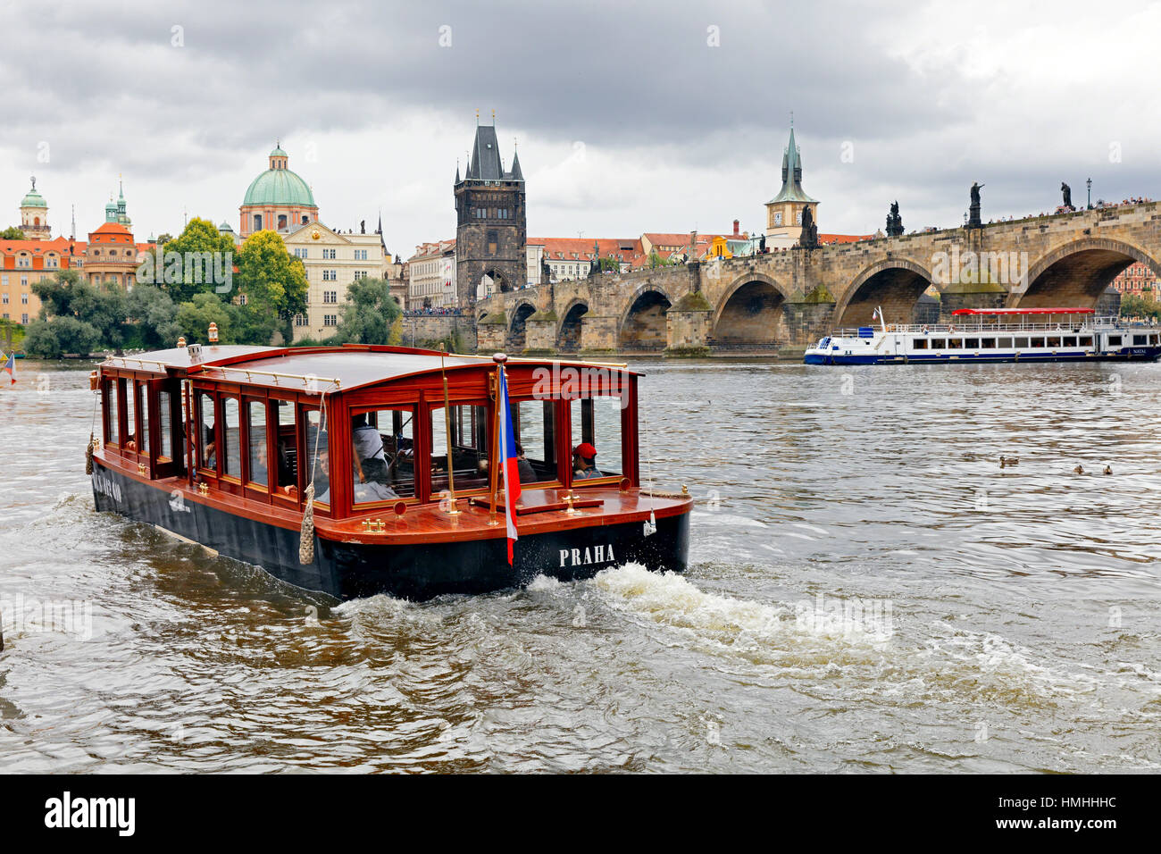 Le imbarcazioni turistiche sul fiume Moldava presso il Charles Bridge, Praga, Repubblica Ceca Foto Stock