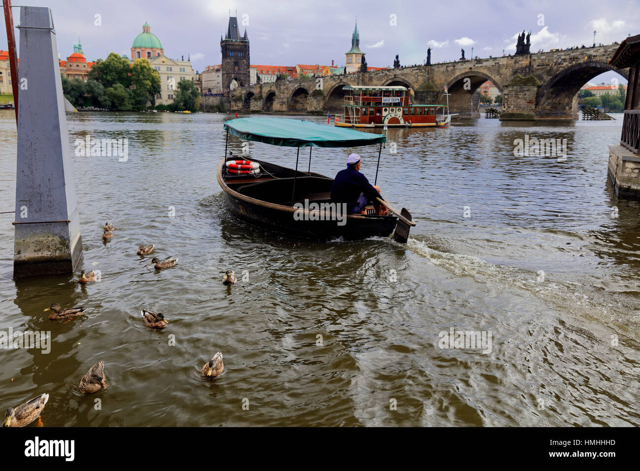 Piccola traversata in battello sul fiume Moldava, Praga, Repubblica Ceca Foto Stock