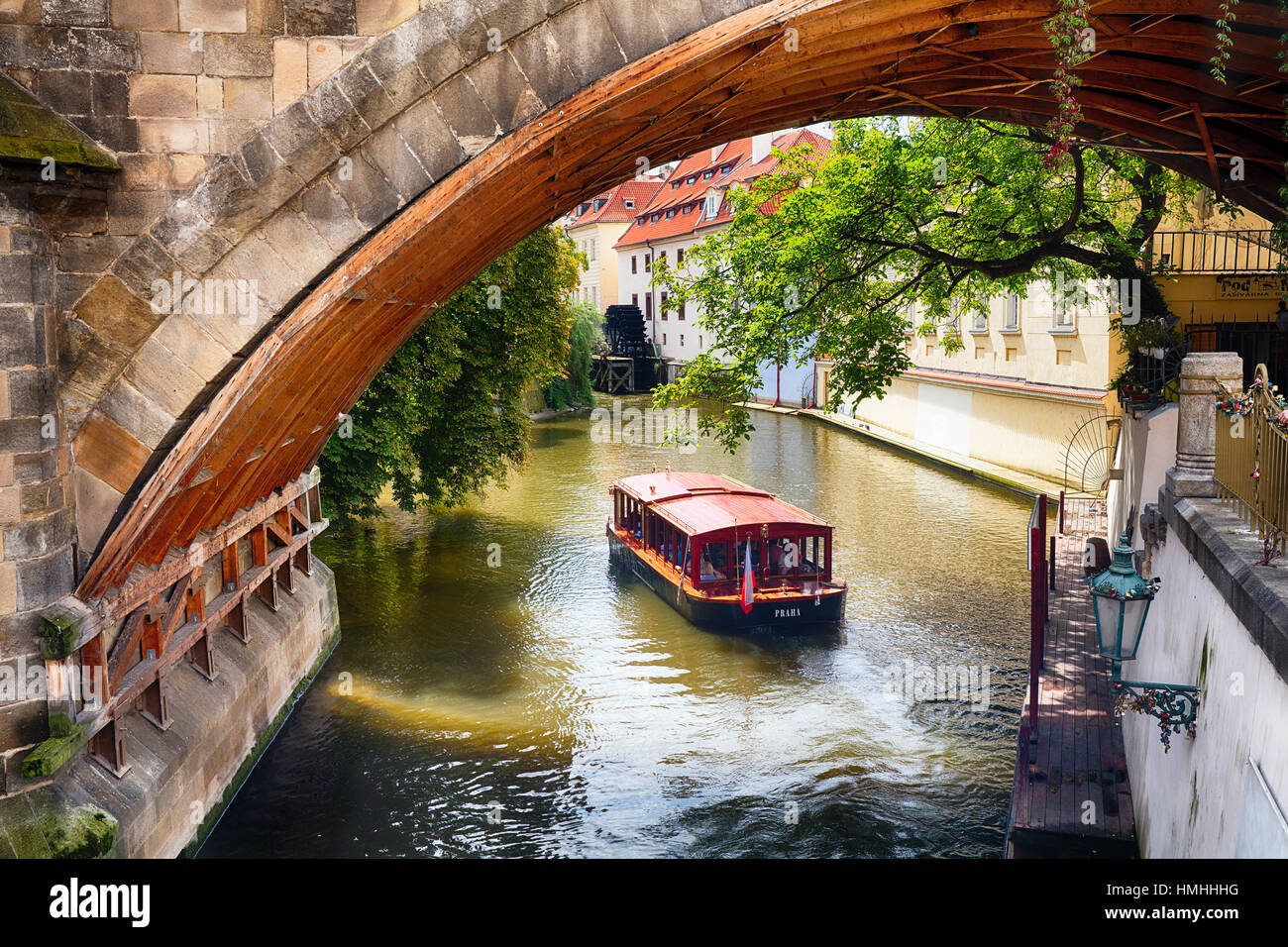 Escursioni barca passa sotto l'arco del ponte Carlo, Praga, Repubblica Ceca Foto Stock