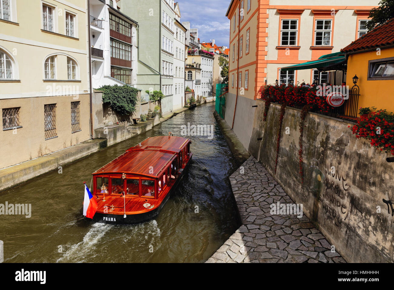 Angolo di Alta Vista di una gita in barca su un canale circondato da case, Praga, Repubblica Ceca Foto Stock