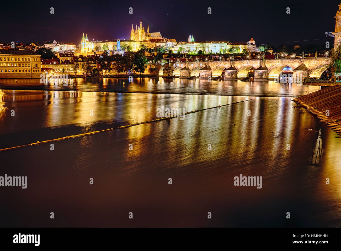 Vista notturna del Ponte Carlo oltre il Fiume Vltva con il quartiere Cadtle in background, Praga, Repubblica Ceca Foto Stock
