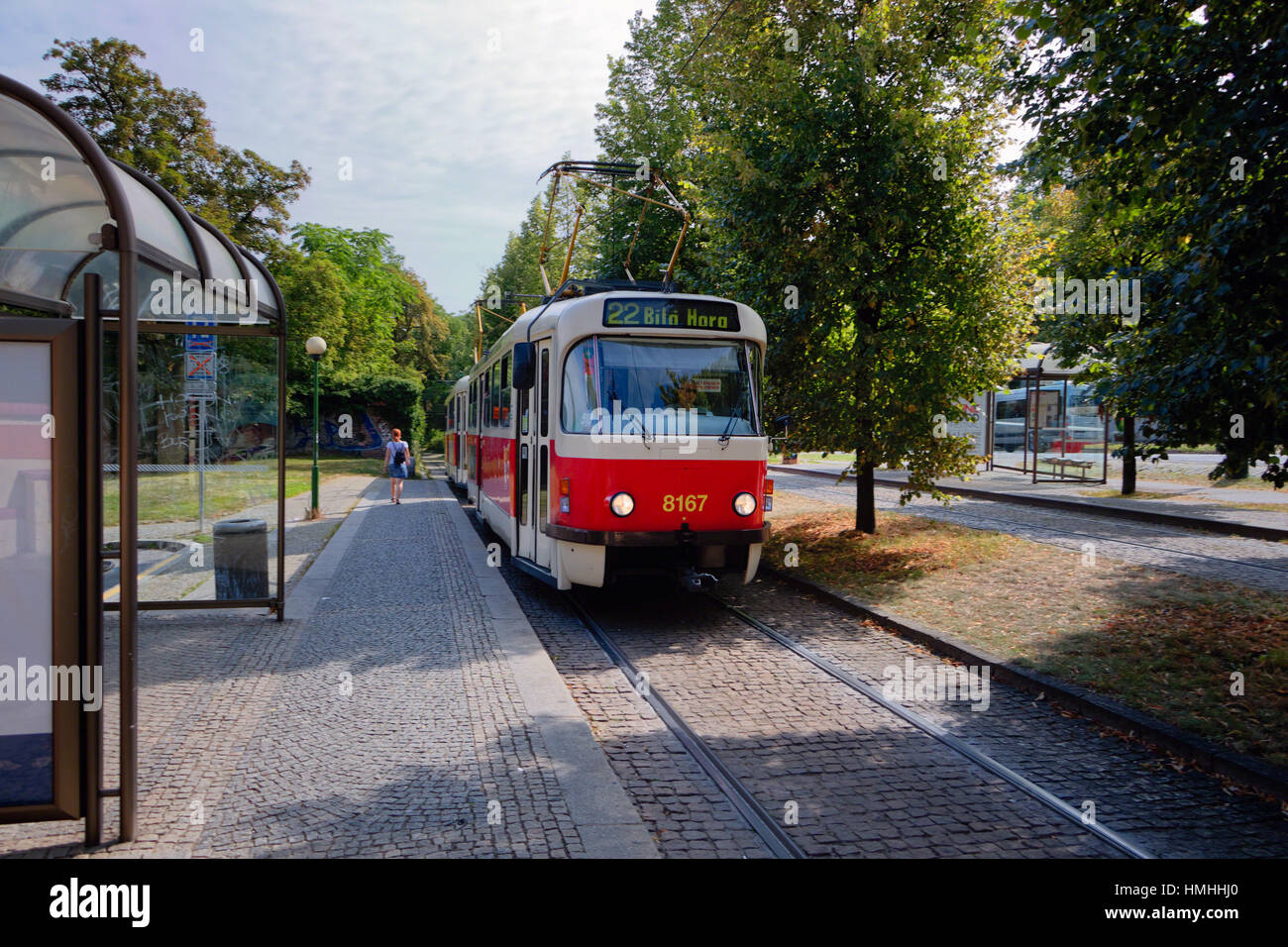 Praga tram linea 22 fermata nel quartiere del Castello di Praga, Repubblica Ceca Foto Stock