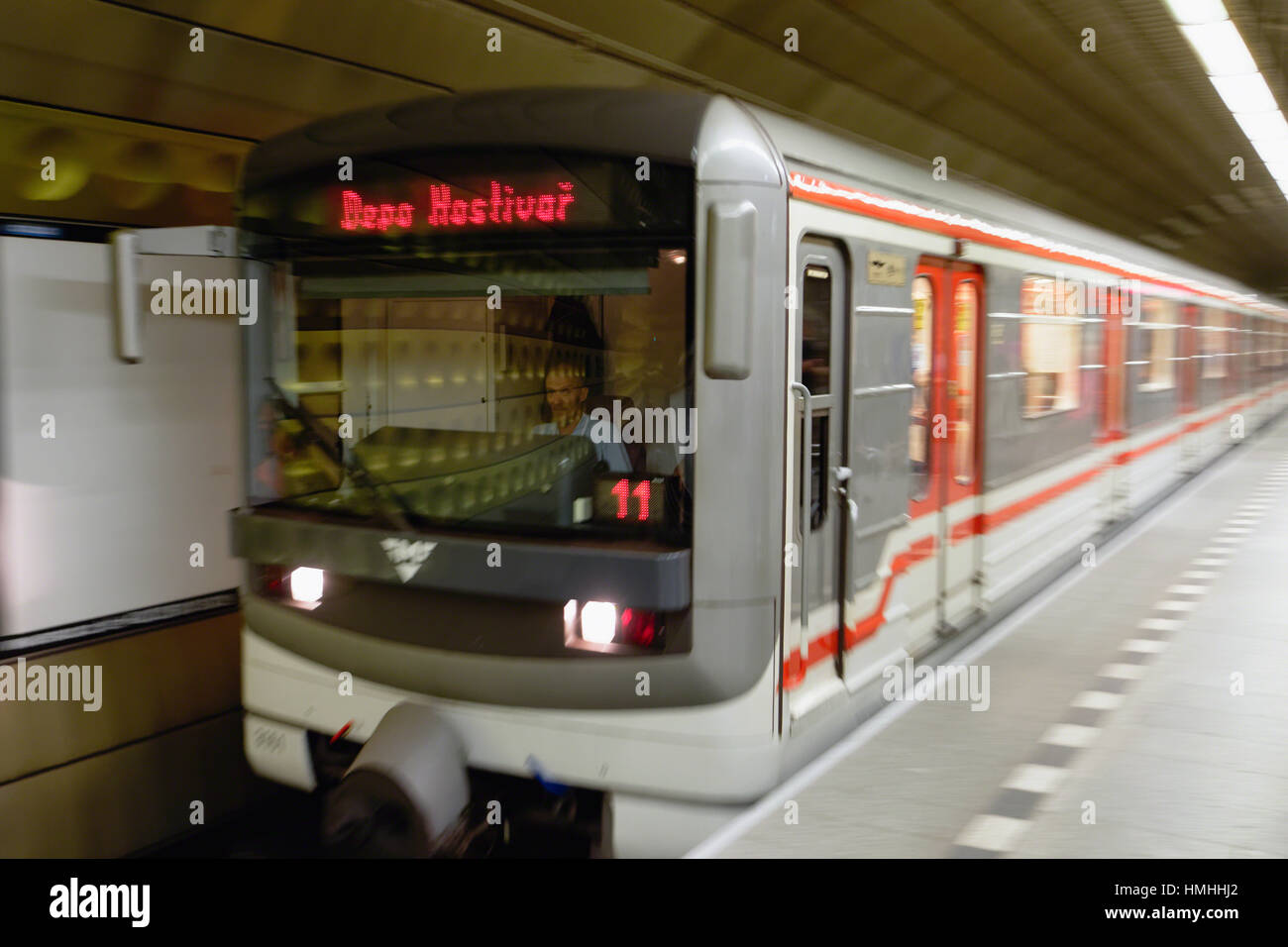Treno della metropolitana 81-71M tipo è in movimento su una Lina, Praga, Repubblica Ceca Foto Stock