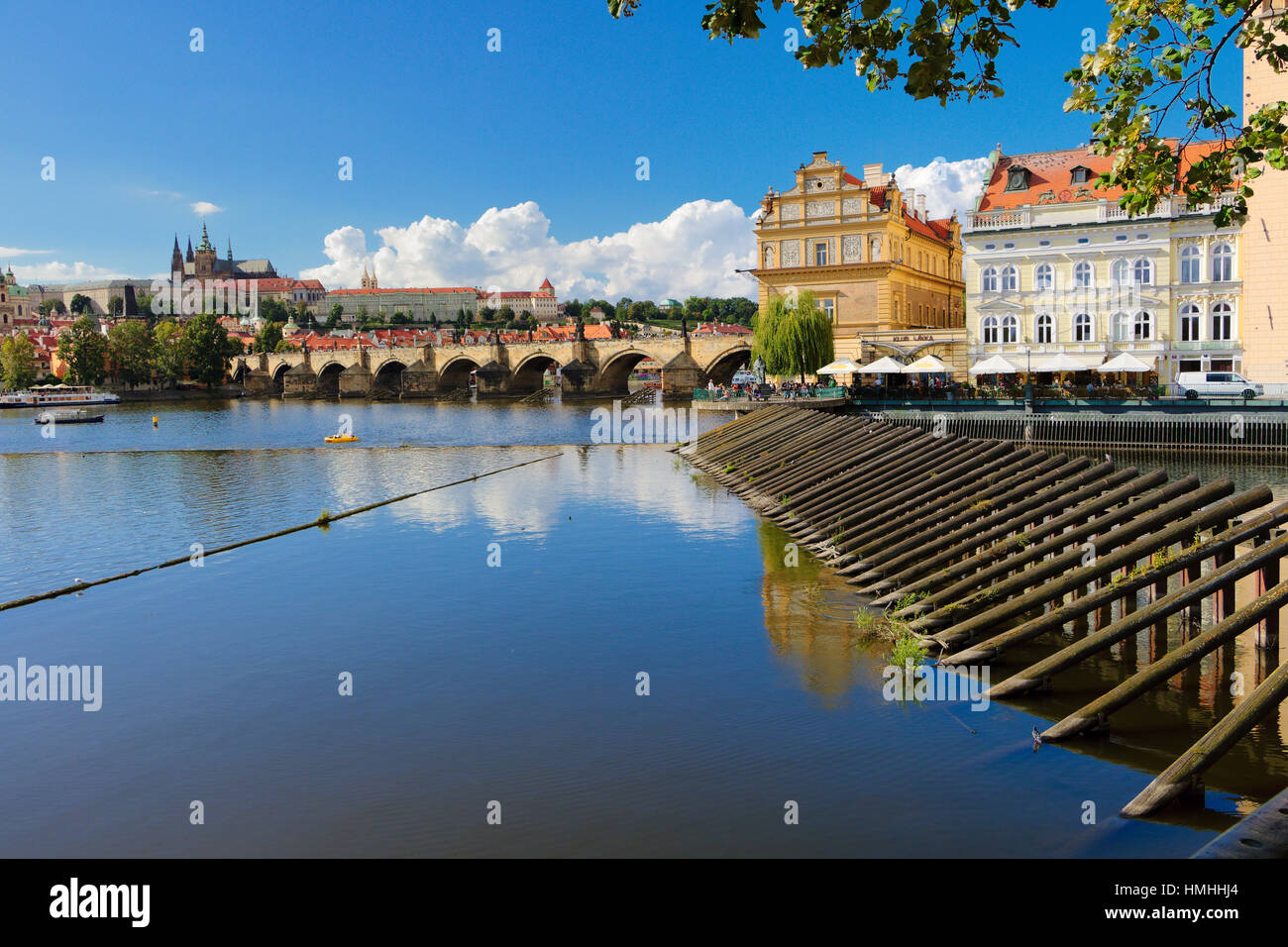 Basso angolo di vista il Charles Bridge oltre il Fiume Vltva con il quartiere Cadtle in background, Praga, Repubblica Ceca Foto Stock