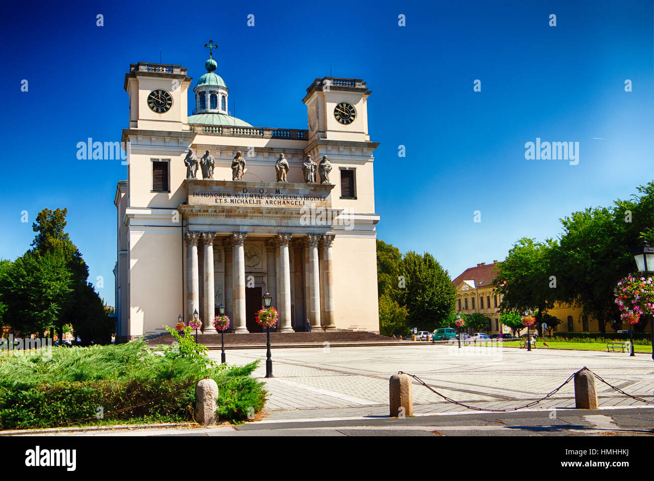 Basso angolo vista della Cattedrale Vac, Vac, Pest County, Ungheria Foto Stock