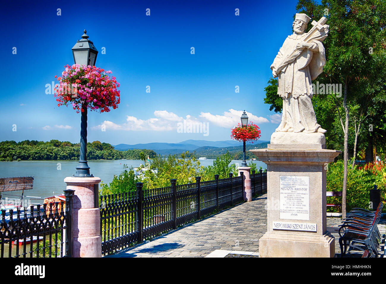 Basso Angolo di visione della statua di Giovanni di Nepomuk su un parco lungo il fiume Danubio, Vac, Pest County, Ungheria Foto Stock