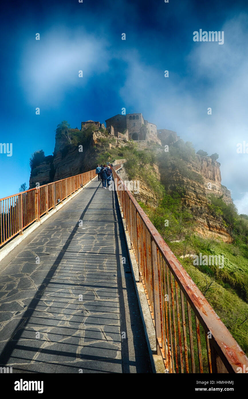 Ripido passaggio pedonale che conduce fino alla storica cittadina collinare, Civita di Bagnoregio, Umbria, Italia Foto Stock