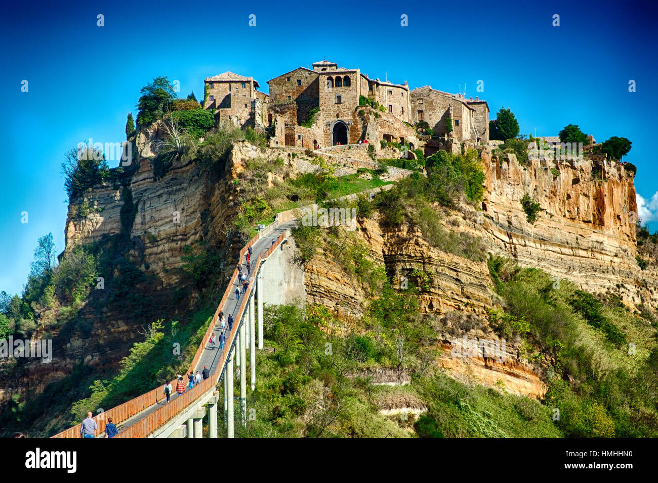 Basso Angolo di visione di un'n'antica cittadina collinare, Civita di Bagnoregio, Umbria, Italia Foto Stock
