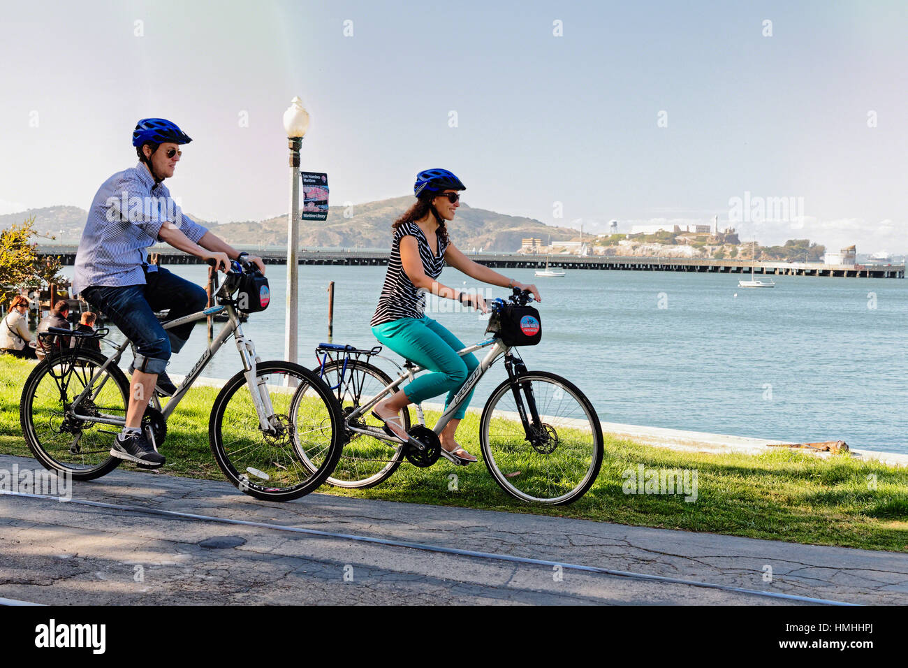 Matura in bicicletta su un percorso lungo la baia di San Francisco, California, Stati Uniti d'America Foto Stock