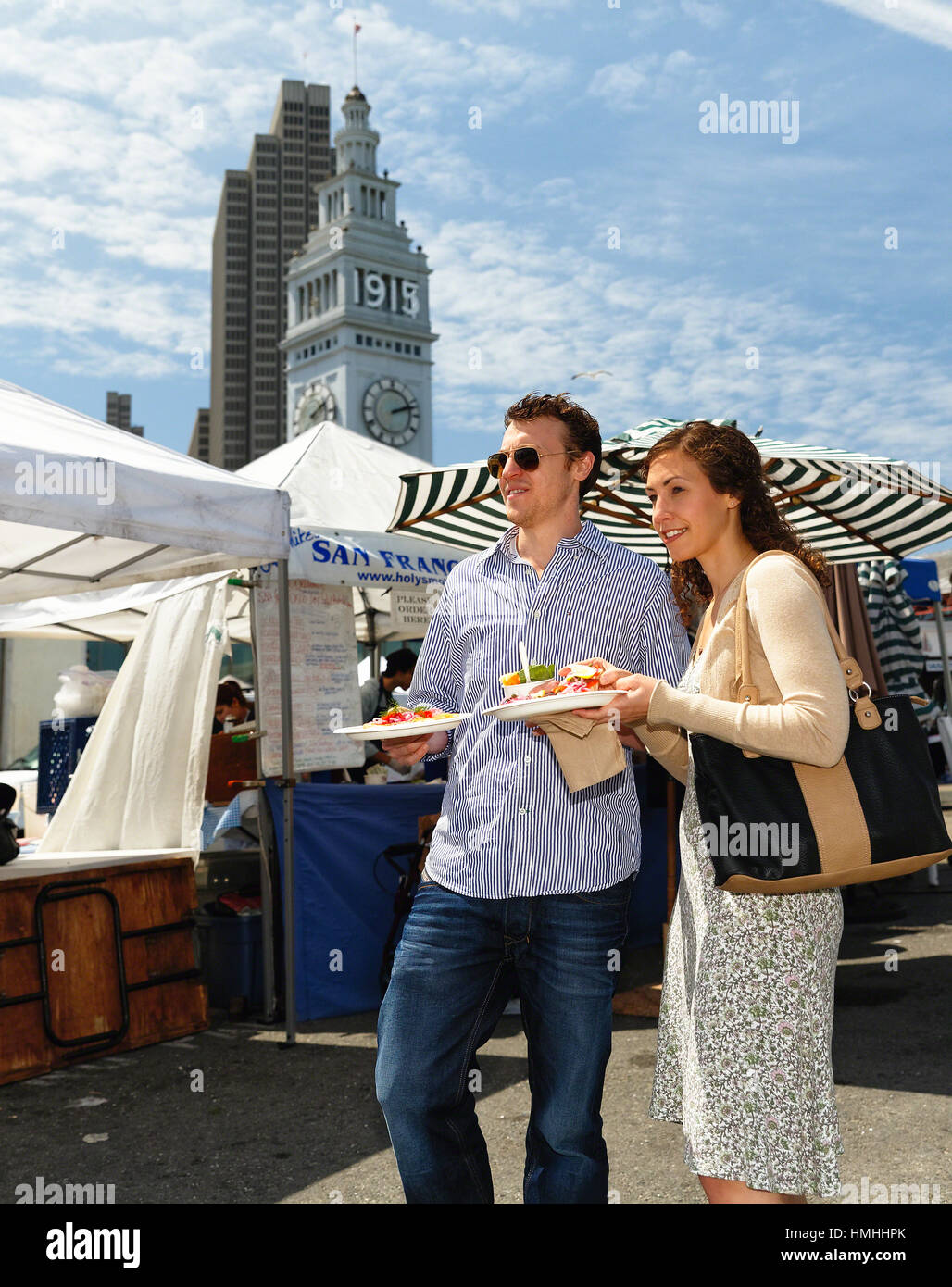 Basso Angolo di visione di un giovane in una fiera di strada con il cibo a piedi, San Francisco, California Foto Stock