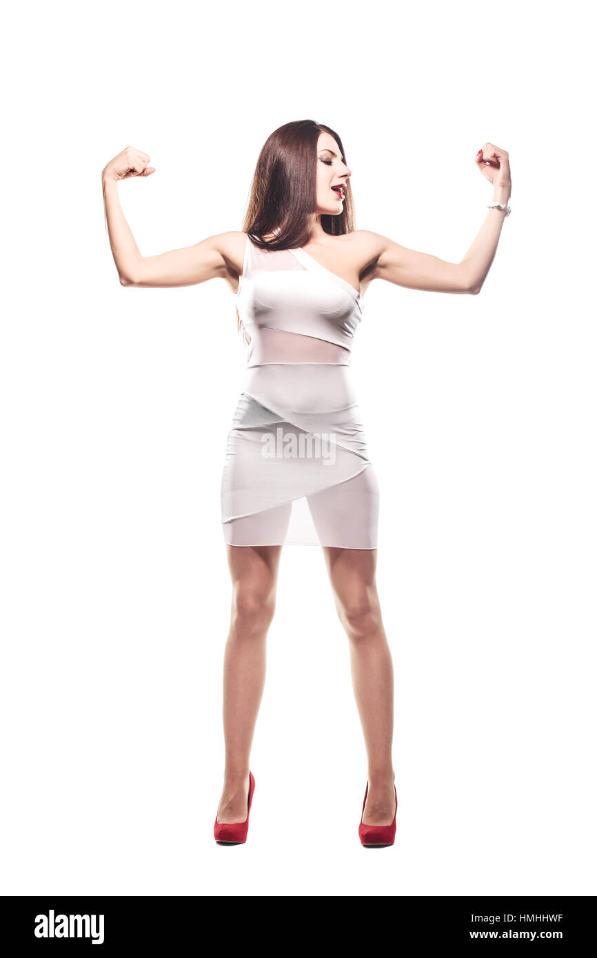 Bruna ragazza che mostra i suoi muscoli Foto Stock