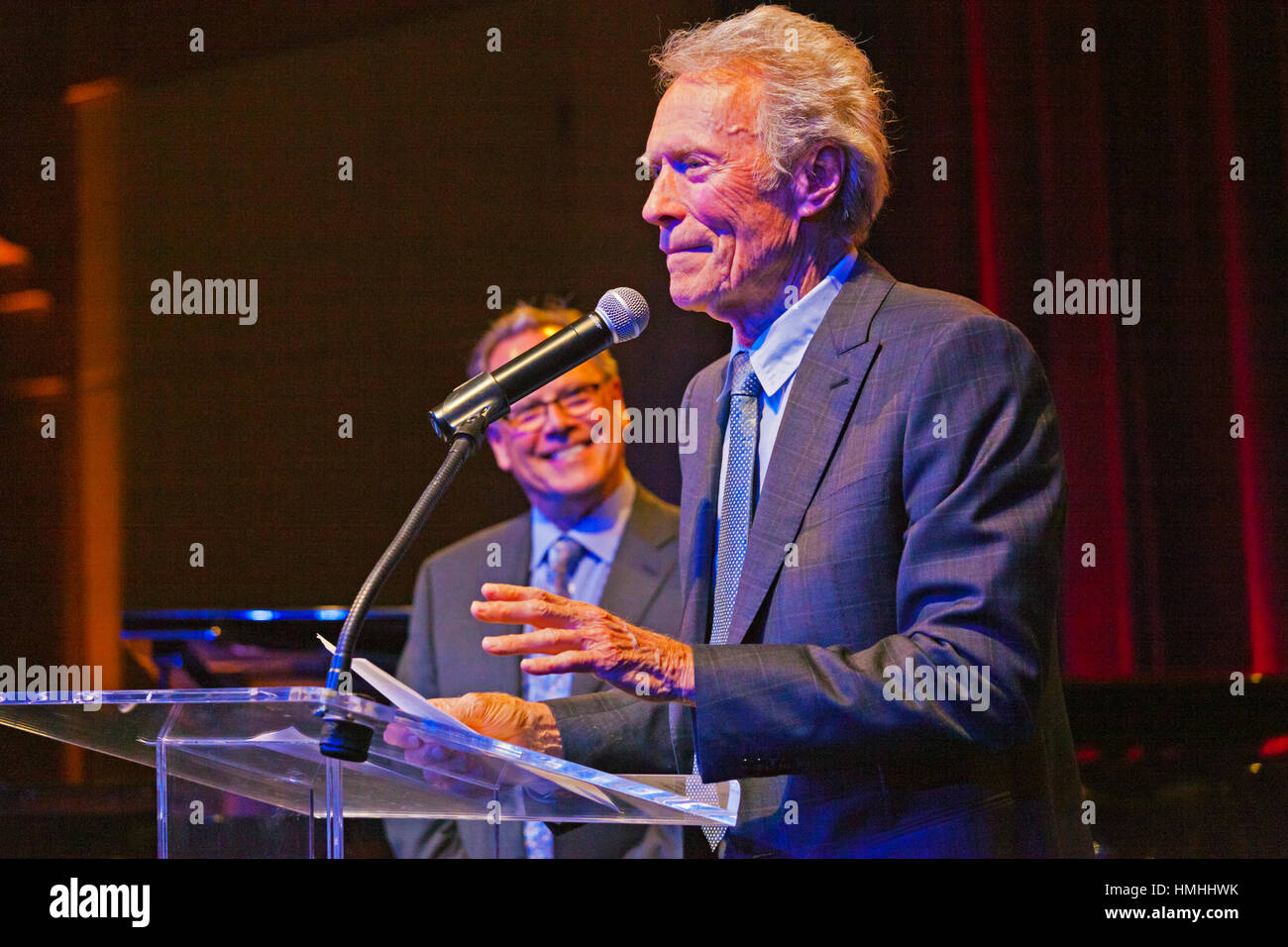 Clint Eastwood e Tim Jackson parlare in occasione della cena di gala della 59a MONTEREY JAZZ FESTIVAL - Monterey, California Foto Stock