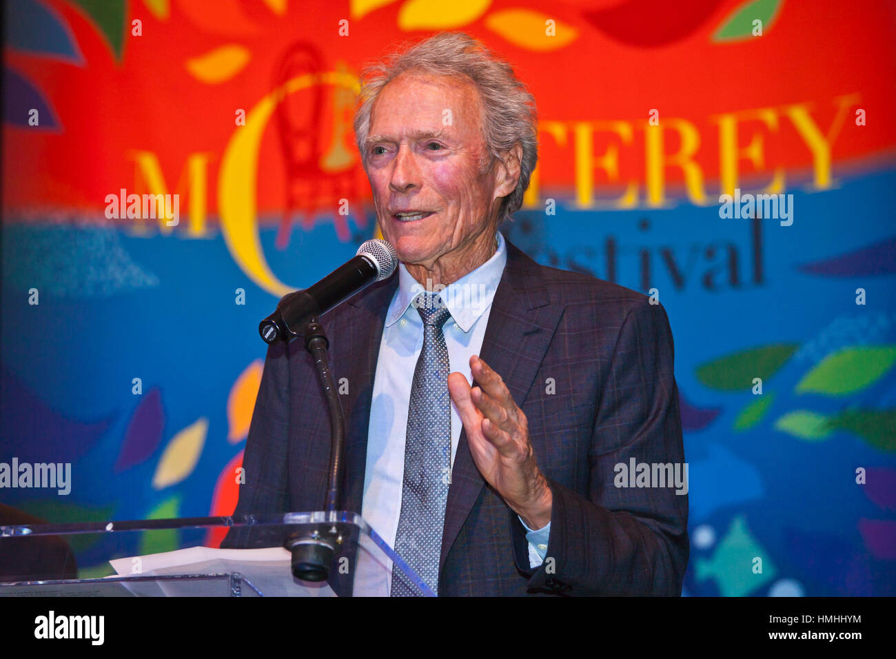 Clint Eastwood parla durante la cena di gala della 59a MONTEREY JAZZ FESTIVAL - Monterey, California Foto Stock