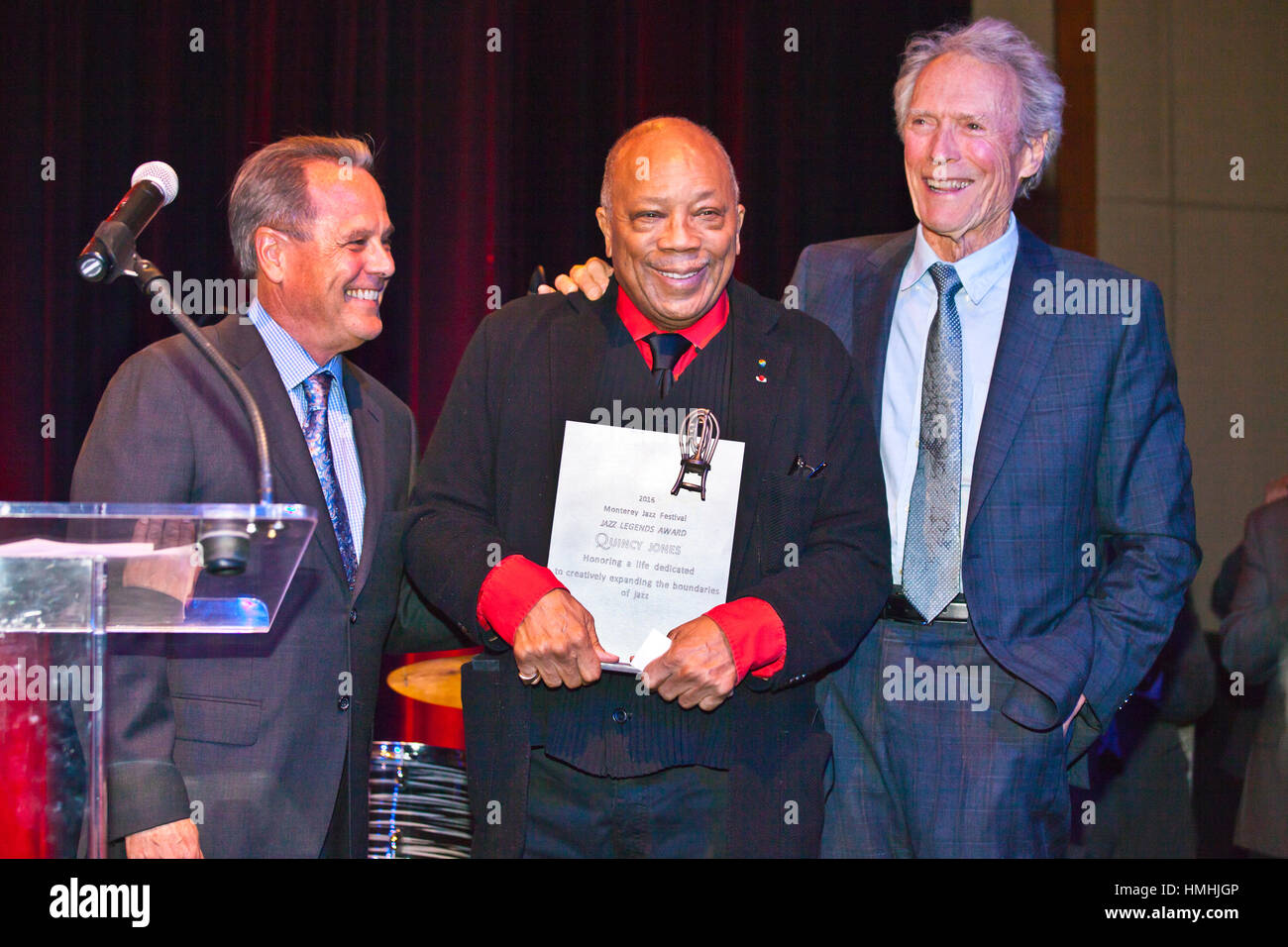 QUINCY JONES accetta una leggenda del jazz award da Clint Eastwood e Tim Jackson in occasione della cena di gala della 59a MONTEREY JAZZ FESTIVAL - MONTEREY, CALIFO Foto Stock