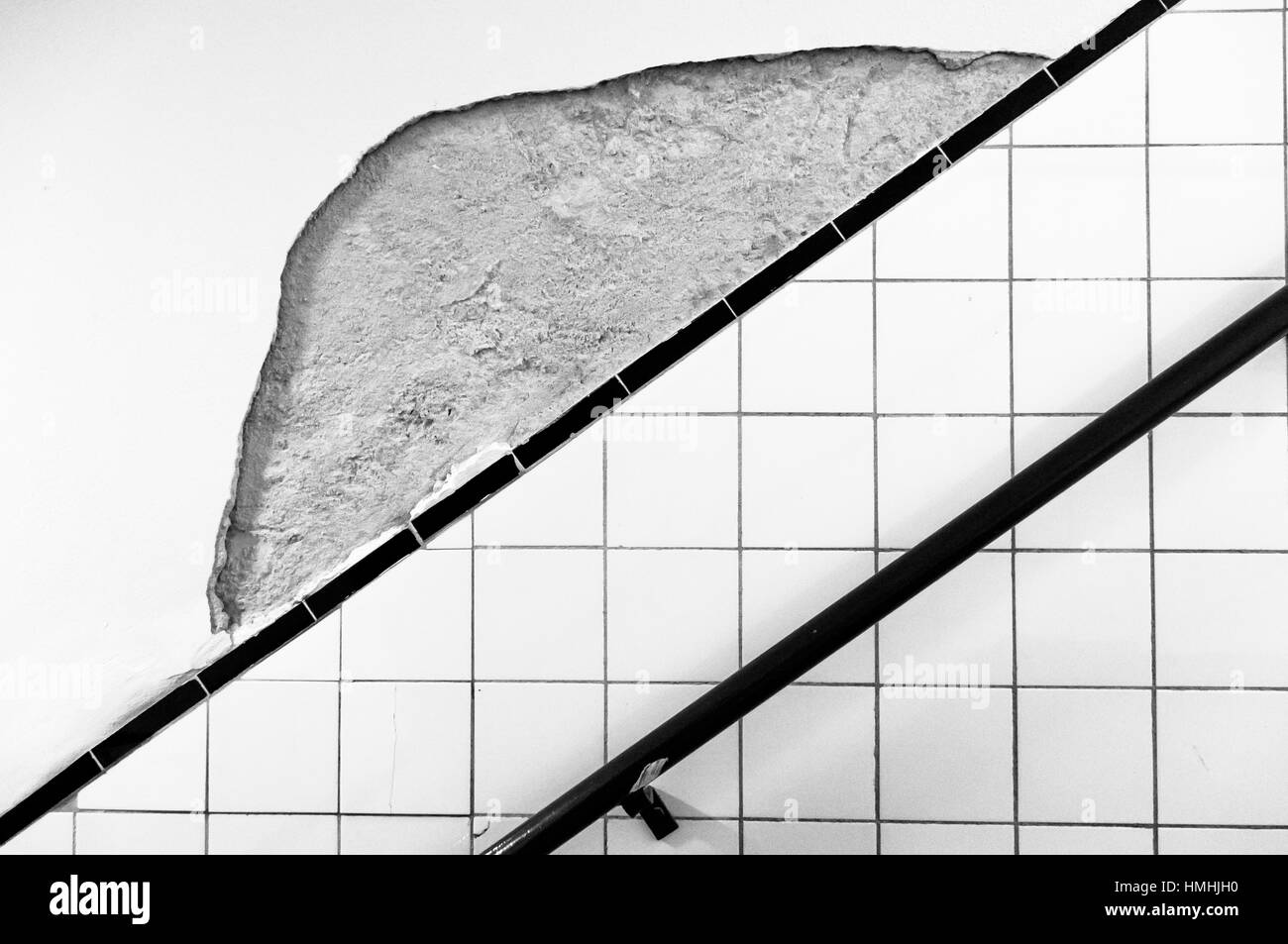 Stairscase con un vecchio muro rotto Foto Stock