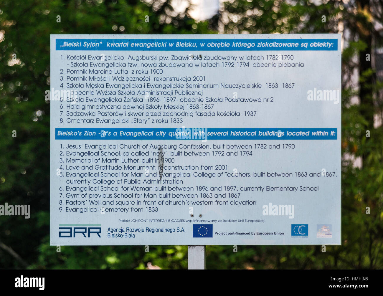 Informazioni bilingue segno evangelico quartiere della città di Bielsko-Biala, Slesia, Polonia Foto Stock