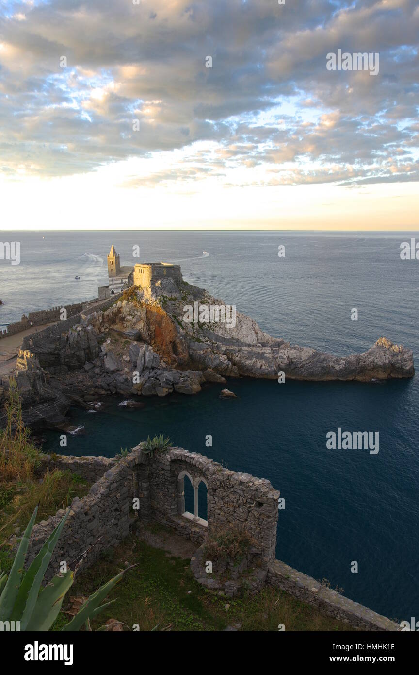Vista mare da Portovenere a Alba - Porto Venere patrimonio mondiale Unesco seascape presto la mattina - paesaggi acquatici serie, Liguria, Italia, Europa Foto Stock
