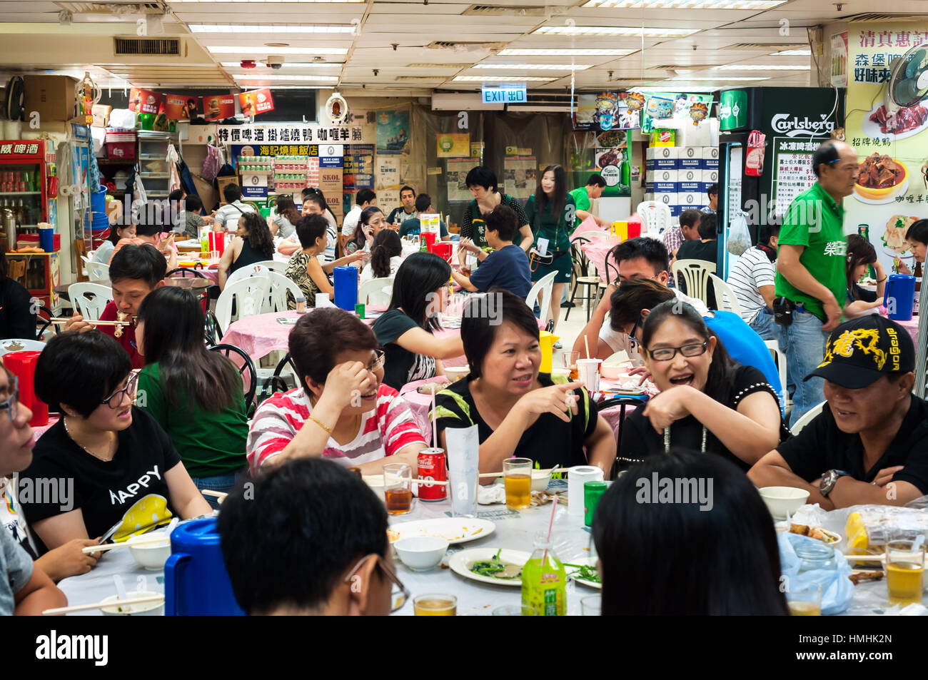 WANCHAI HONG KONG - Luglio 2013 - Una cena di occupato a tempo Bowrington Road il cibo cotto centro, Wanchai Hong Kong Foto Stock