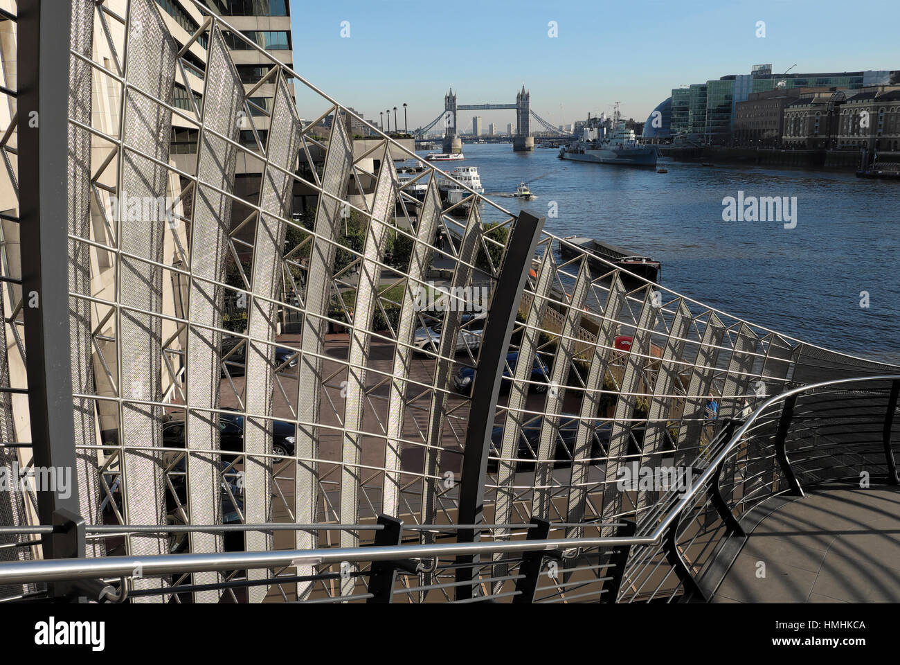 Nuovo metallo scale Ringhiere Corrimano ideato da bere architetti collegamento di London Bridge con Thames riverside percorso sottostante Londra UK KATHY DEWITT Foto Stock