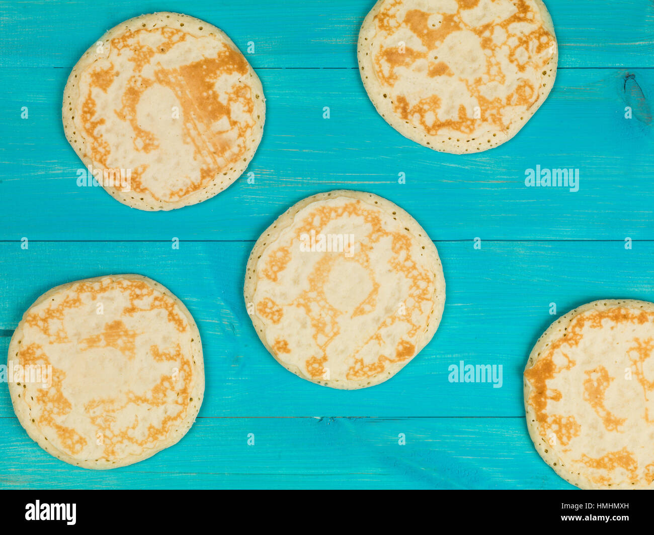 Martedì grasso cucinata fresca colazione gustosa frittelle su uno sfondo blu Foto Stock