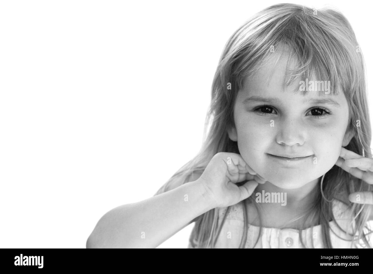 Bambina con un dolce sorriso dolcissimo in bianco e nero Foto Stock