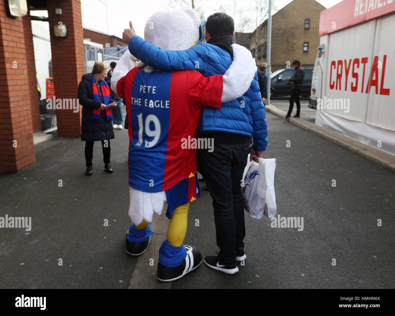 Un ventilatore in posa per una foto con il Palazzo di Cristallo mascotte Pete l'Aquila prima della Premier League a Selhurst Park, Londra. Foto Stock