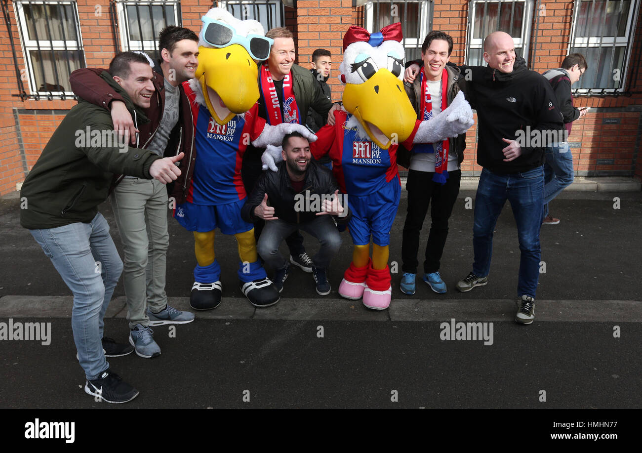 Ventole posano per una foto con il Palazzo di Cristallo mascotte Pete e Alice L'Aquila prima della Premier League a Selhurst Park, Londra. Foto Stock