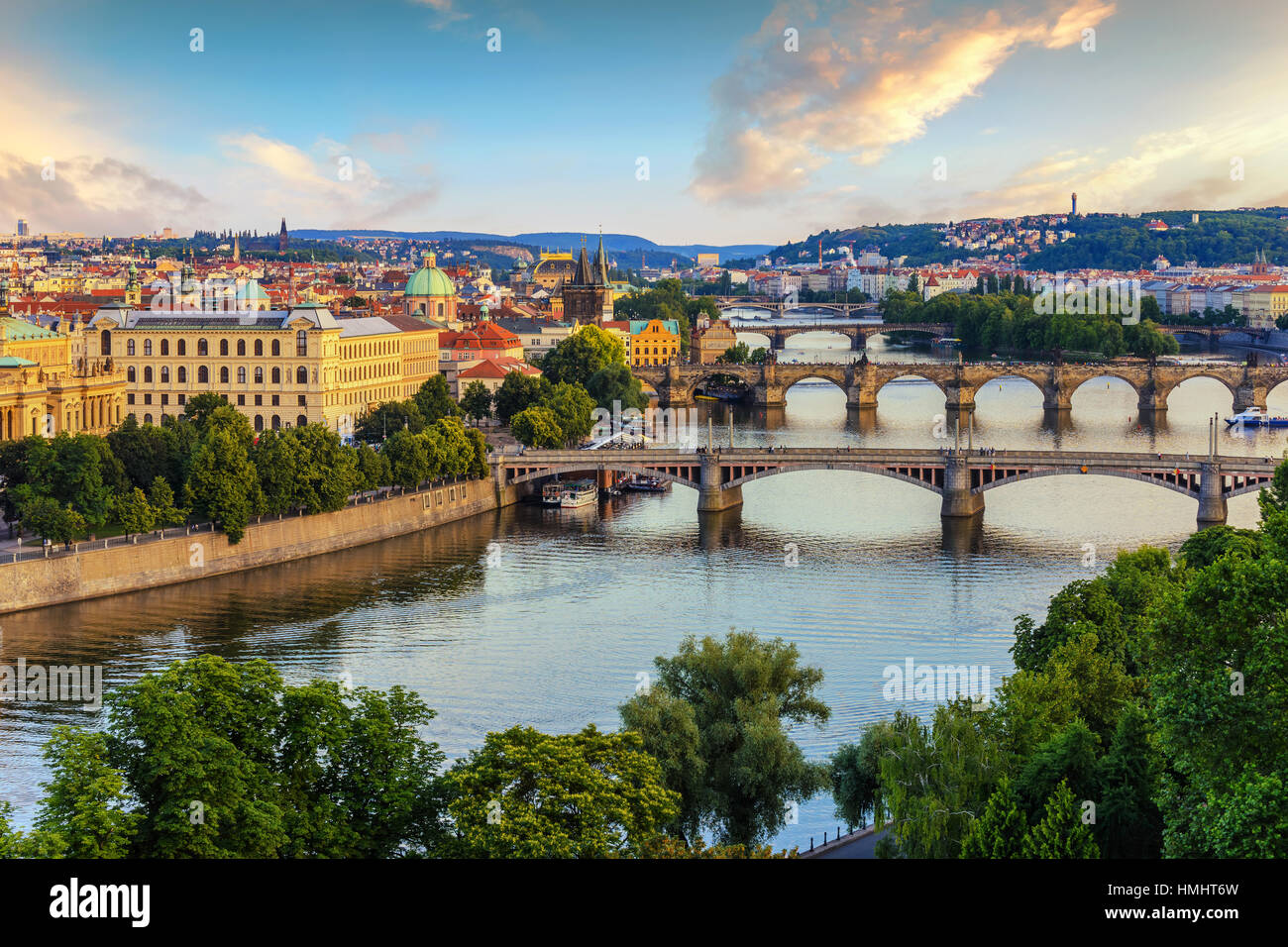 Praga dello skyline della città e il Ponte di Carlo, Praga, Repubblica Ceca Foto Stock