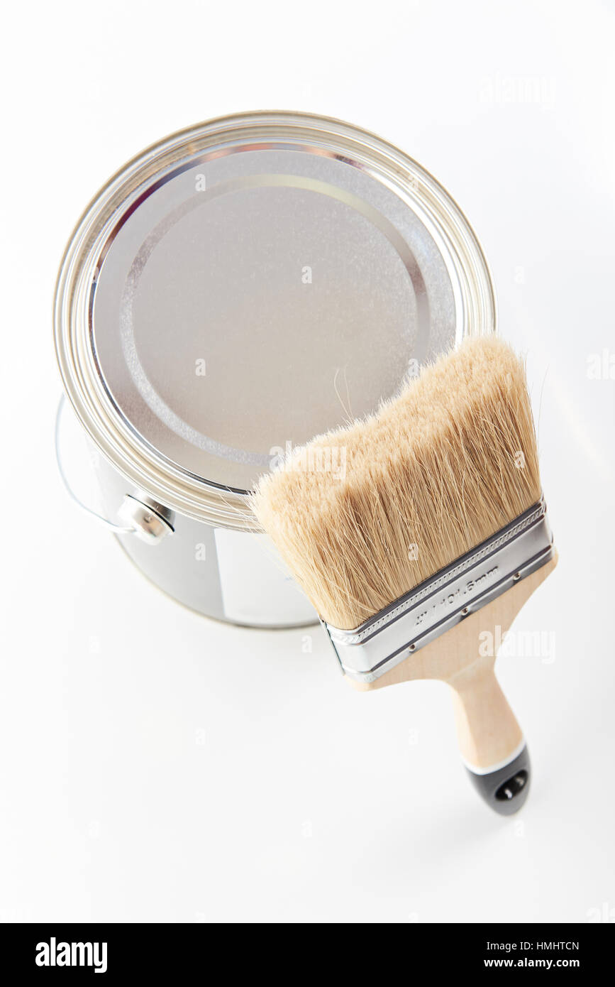 Nuova vernice bucker e spazzola isolato su bianco Foto Stock