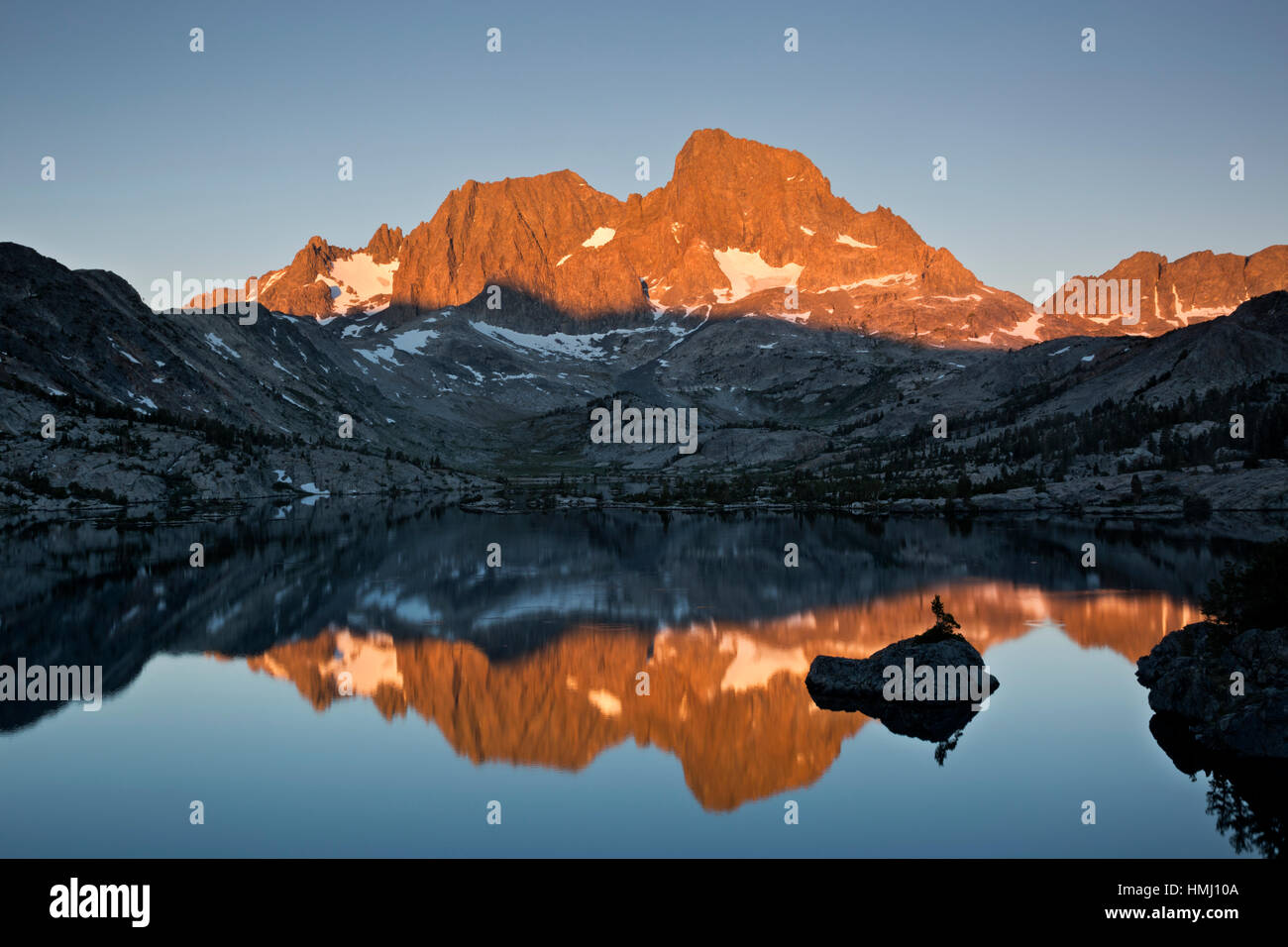 CA03011-00...CALIFORNIA - Monte Ritter riflettendo in Granato lago a sunrise in Ansel Adams Wilderness. Foto Stock