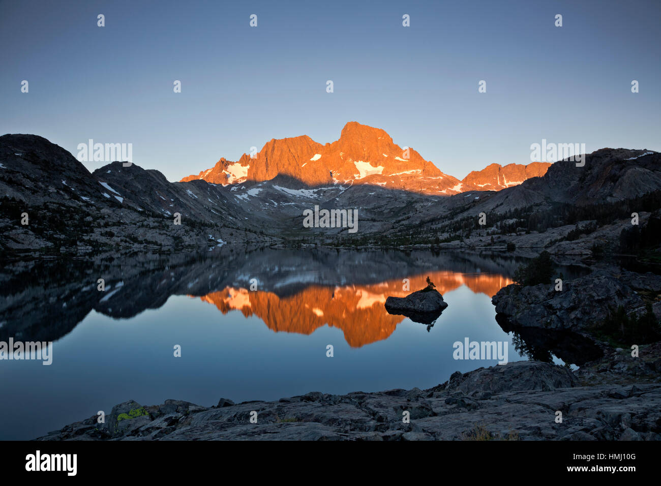 CA03012-00...CALIFORNIA - Monte Ritter riflettendo in Granato lago a sunrise lungo il John Muir Trail in Ansel Adams Wilderness. Foto Stock