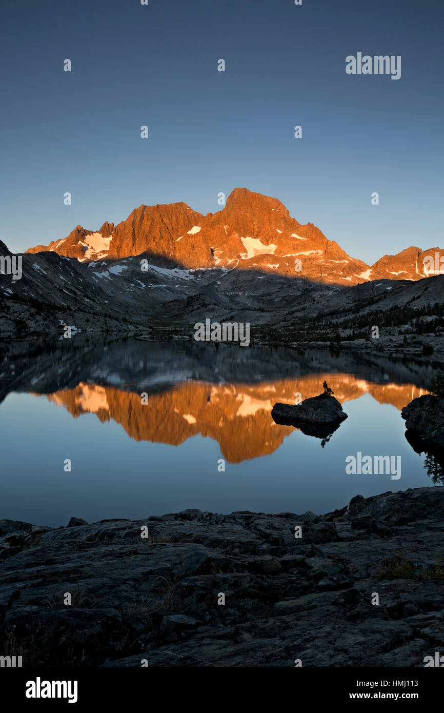 CA03013-00...CALIFORNIA - Monte Ritter riflettendo in Granato lago a sunrise lungo il John Muir Trail in Ansel Adams Wilderness. Foto Stock