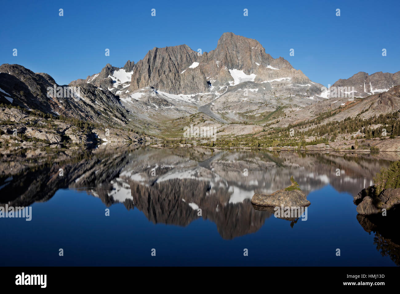 CA03020-00...CALIFORNIA - La gamma di Ritter riflettente nel lago di granato da John Muir Trail in Ansel Adams Wilderness. Foto Stock