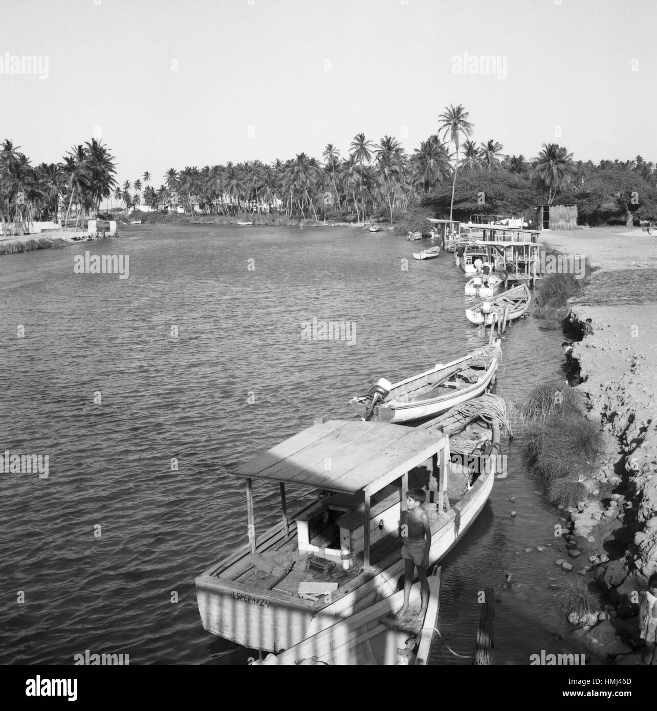 Boote am Flussufer des Rio Manzanares in Cumaná, Venezuela 1966. Imbarcazioni presso la riva del fiume Rio Manzanares, Venezuela 1966. Foto Stock