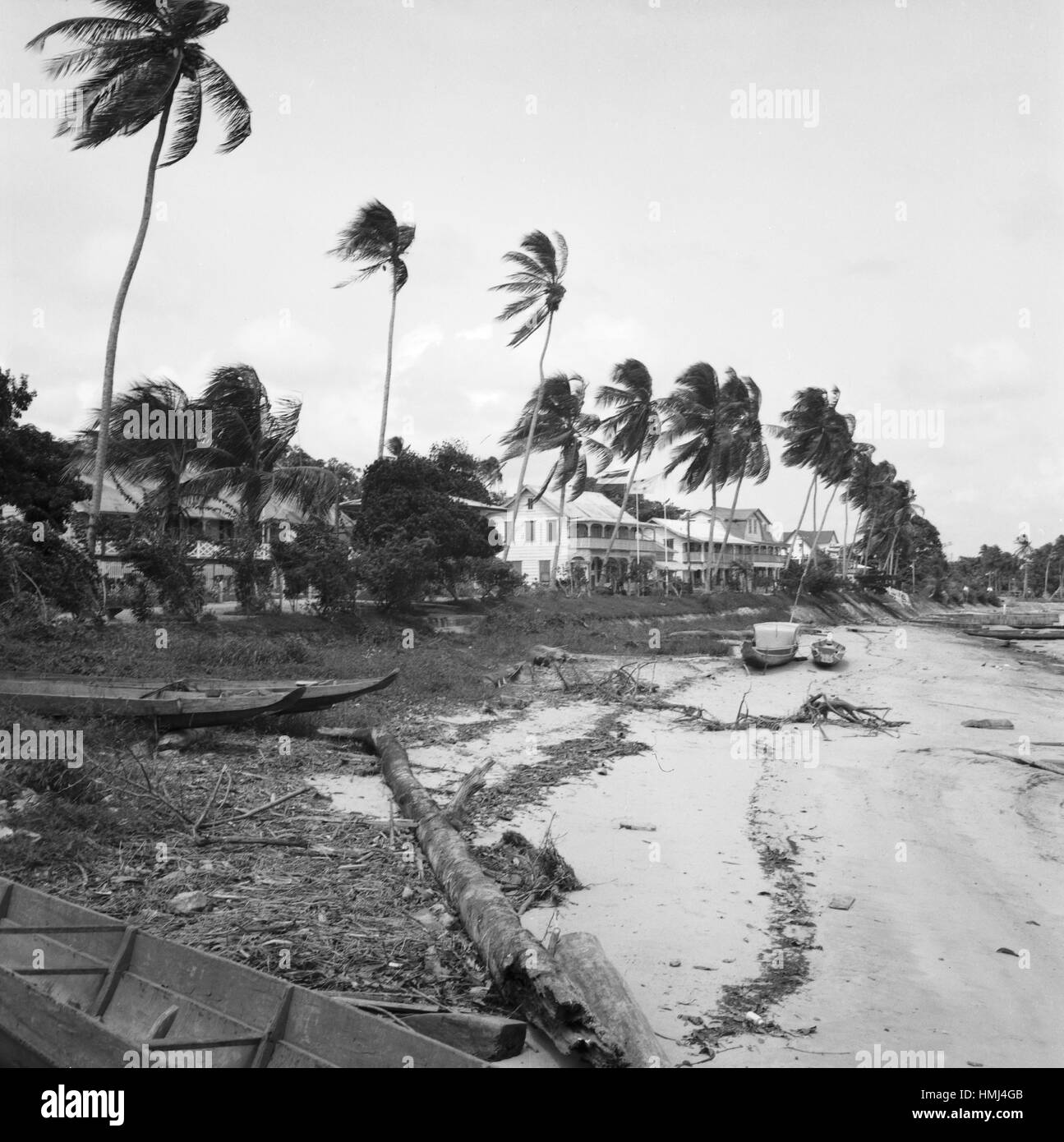 Botte am Strand von Albina, cognome 1966. Imbarcazioni presso la spiaggia di Albina, Suriname 1966. Foto Stock