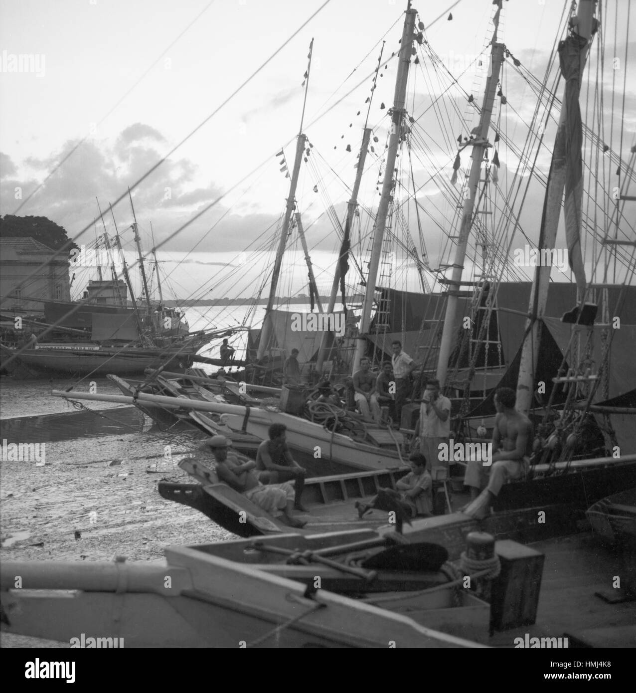 Hafenarbeiter am Hafen von Belém (Pará), Brasilien 1966. Docker presso il porto di Belém (Pará), brasile 1966. Foto Stock