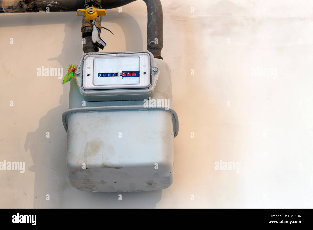 Misuratore di gas in una casa sotto il rinnovo. Piscina misuratore di gas utilizzato per misurare il consumo di gas naturale negli edifici / Case. Foto Stock