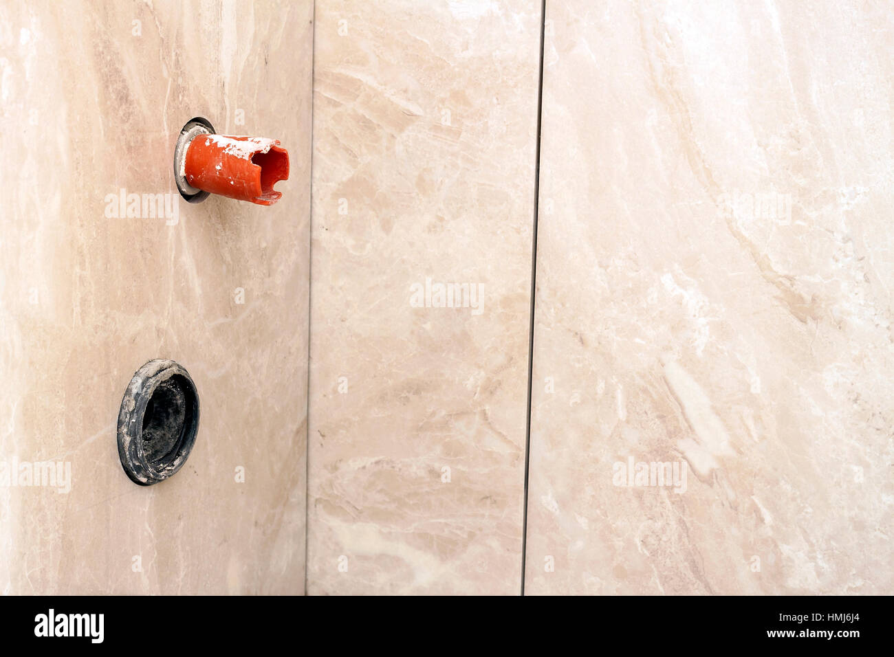 Costruzione casa e rinnovando, tubi e attrezzi per idraulici. Bagno con dettagli di installazione delle tubazioni. Installare le tubazioni per la fornitura di acqua, riscaldamento, Foto Stock