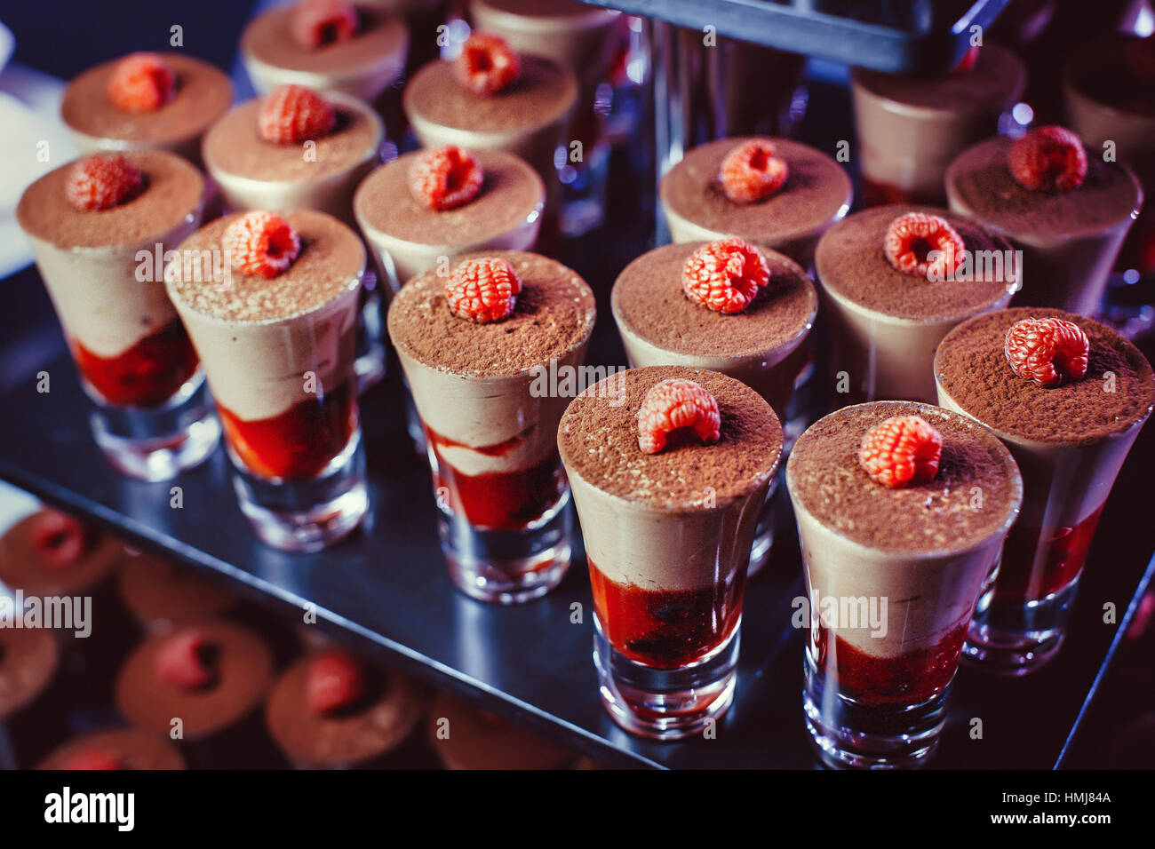 Verycolored con occhiali rossi dessert Foto Stock