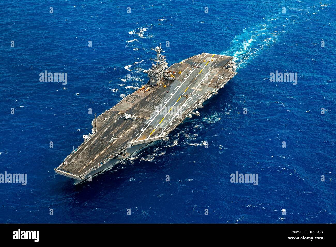 Oceano atlantico (16 luglio 2014) La portaerei USS Harry Truman (CVN 75) transita l'Oceano Atlantico. Foto Stock