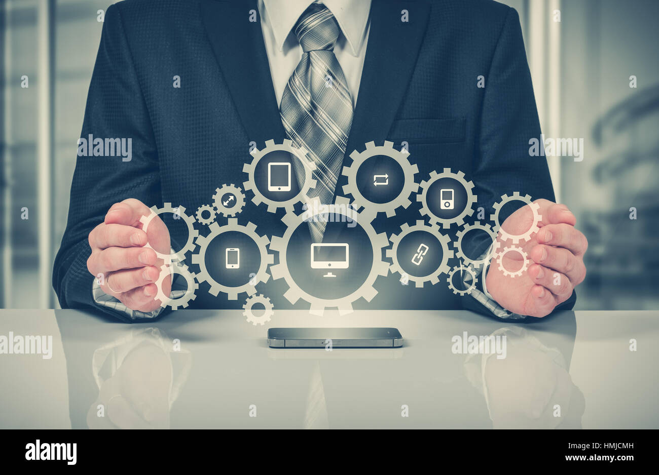 Business, tecnologia Internet e networking concetto. SMM - Social Media Marketing virtuale sul display Foto Stock