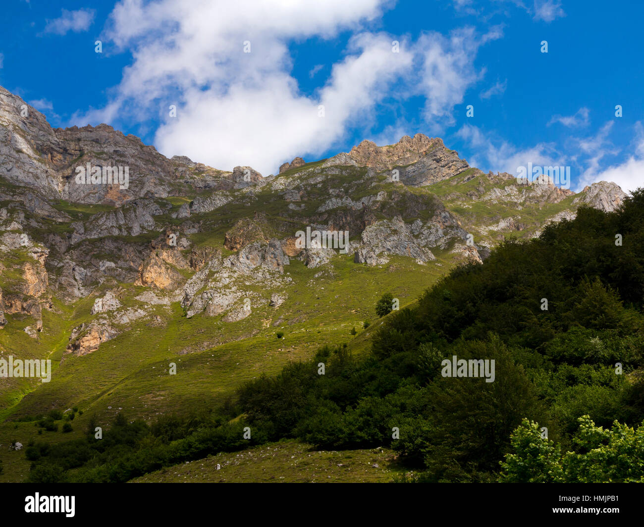 Montagna vicino a Fuente De nel Parco Nazionale Picos de Europa Liebana Cantabria Spagna settentrionale Foto Stock